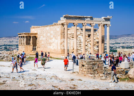 Les touristes à la célèbre colline de l'Acropole bénéficiant d'Erechtheion temple monument à Athènes, Grèce. Banque D'Images