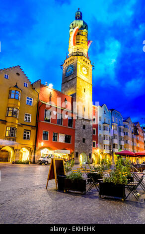 Innsbruck, Autriche. Tour de ville avec 51 m a été construit entre 1442 et 1450 comme un prolongement de l'ancien hôtel de ville. Banque D'Images