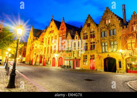 Bruges, Belgique. Image Twilight avec Hanseatic place médiévale de Bruges, Flandre occidentale ancienne ville gothique en Belgique. Banque D'Images