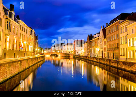 Bruges, Belgique. Photo de nuit de la ville historique de bâtiments médiévaux le long du canal de l'eau dans Brugge, Belgique Banque D'Images