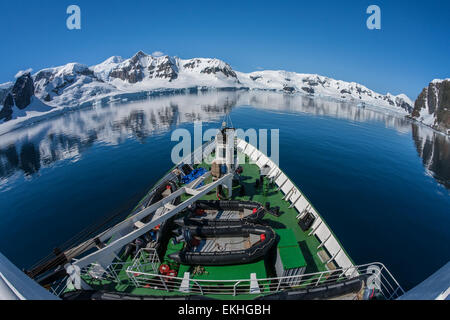 Un navire de recherche polaire russe dans la région de Paradise Bay de l'Antarctique. (Photo prise avec un objectif fisheye ultra) Banque D'Images