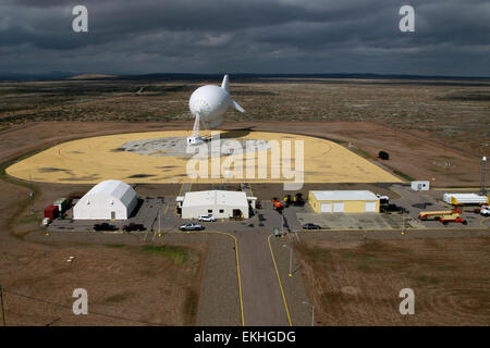 Le Bureau de l'Air et de la Marine des douanes et de la protection des frontières des États-Unis utilise le système de radar aérostatique filaire (TARS) à Deming, au Nouveau-Mexique, pour la surveillance aérienne de la frontière. Le système améliore les capacités de surveillance des activités illégales dans les zones éloignées. Banque D'Images