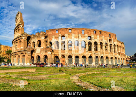 Colisée vue spectaculaire. Plus grand amphithéâtre elliptique Coliseum de l'Empire Romain la civilisation antique à Rome, Italie. Banque D'Images