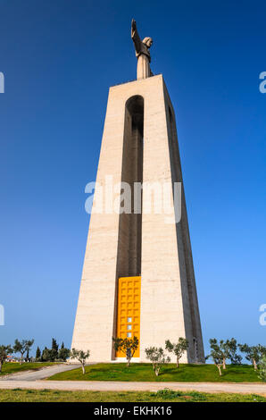 Lisbonne, Portugal. Cristo Rei statue statue grandeur géant modélisées sur la rive sud du Tage. Banque D'Images