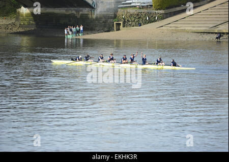 Londres, Royaume-Uni. 10 avr, 2015. L'équipage de 'Osiris' (Oxford University Women's réserver bateau) célébrer comme ils gagnent l'Osiris Blondie Race (le Newton Women's Réserver Boat Race). À partir de la rive l'équipage d'un bateau bleu Cambridge regard sur l'espoir ce n'est pas un présage de l'avenir course principale. Crédit : Michael Preston/Alamy Live News Banque D'Images