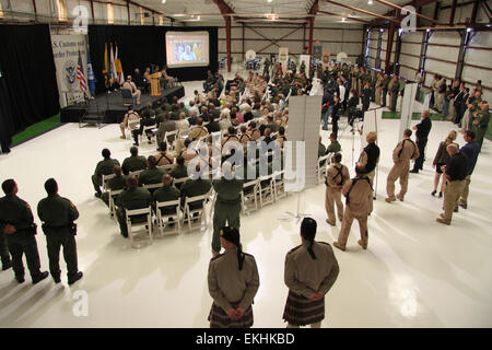 102011 : CBP prend sa retraite OH-6A "Loach" après 32 ans d'hélicoptère au cours d'une cérémonie à la Direction générale de l'air d'El Paso. Greg Hoiland BPA Banque D'Images