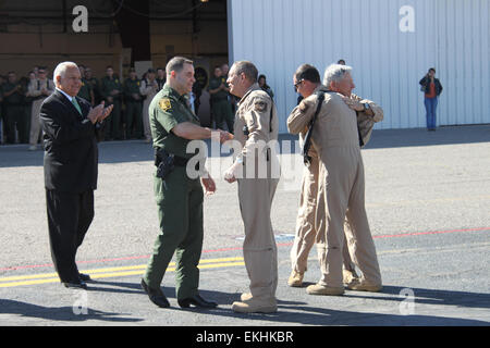 102011 : CBP prend sa retraite OH-6A "Loach" après 32 ans d'hélicoptère au cours d'une cérémonie à la Direction générale de l'air d'El Paso. Vu ici, c'est message d'autres agents sont sous-commissaire du Bureau d'air et de la Marine et chef de Michael André 1939- Croteau Border Patrol Michael Fisher. Greg Hoiland BPA Banque D'Images