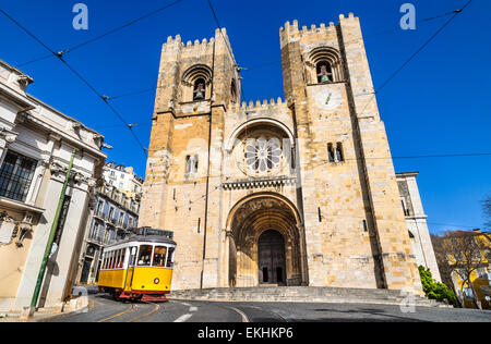 Lisbonne, Portugal. Cathédrale Se (plus ancienne église, du xiième siècle) et jaune (Tramway Americanos) Banque D'Images