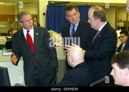 Le président Bush et le secrétaire à la sécurité intérieure Tom Ridge au CBP écouter le commissaire Robert Bonner comme il décrit la mission de la National Targeting Center. James Tourtellotte Banque D'Images