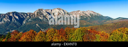 Montagnes de Bucegi, Roumanie. Panorama d'automne paysages de montagnes des Carpates, le lever du soleil sur la crête de Bucegi. Banque D'Images