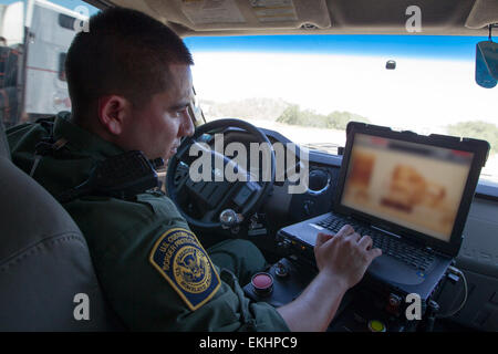 L'agent de patrouille à la frontière du Texas du sud effectue une inspection non intrusive (NII) sur un camion à un point de contrôle de CBP, le 25 septembre 2013. Donna Burton Banque D'Images