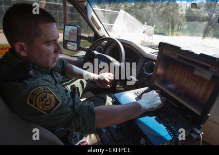 L'agent de patrouille à la frontière du Texas du sud effectue une inspection non intrusive (NII) sur un camion à un point de contrôle de CBP, le 25 septembre 2013. Donna Burton Banque D'Images