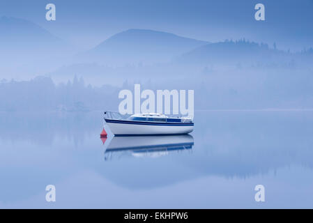 Voile sur un matin tôt misty Derwentwater, Lake District, Angleterre Banque D'Images