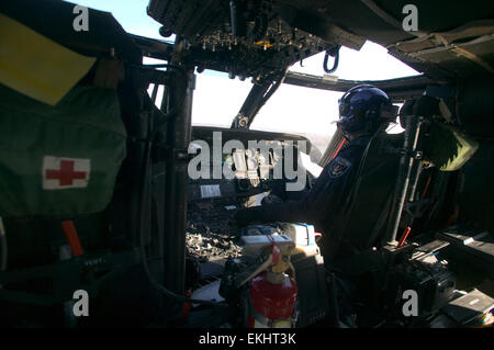 La sécurité intérieure US Customs & Border Protection ; on voit ici pilote dans le cockpit d'un UH 60. Banque D'Images