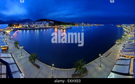 Vue de la nuit de Chalkis ('Chalkida Evia'), ('Euboea'), l'île de Grèce. 7 photos verticales 'stitched', c'est pourquoi le 'Poisson Banque D'Images