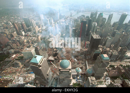 Une vue aérienne de la maison des douanes de New York et du mémorial 9/11 et de la tour de la liberté à proximité. L'image illustre l'importance de l'emplacement dans les opérations douanières et dans le souvenir national. Photo de James Tourtellotte. Banque D'Images