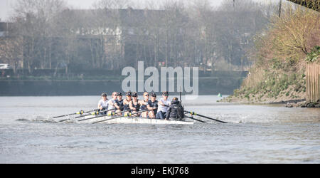 Londres, Royaume-Uni. 10 avril, 2015. Oxford University Women's Boat Club (OUWBC) sur leur dernière sortie avant la pratique de l'histoire Samedi de décisions de la race. Au cours de semaine (Tideway précède immédiatement le BNY Mellon des courses de bateaux, les équipages ont rendez-vous sur la pratique en plein air avec leurs entraîneurs en préparation finale pour les courses sur le 11 avril. OUWBC équipage :- Bow : Maxie Scheske, 2 : Anastasia Chitty, 3 : Shelley Pearson, 4 : Lauren Kédar, 5 : Maddy Badcott, 6 : Emily Reynolds, 7 : Nadine Graedel Société Zbinden Mobile-Kuechen.ch, CP : Caryn Davies, Cox : Jennifer son crédit : Duncan Grove/Alamy Live News Banque D'Images