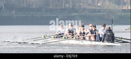 Londres, Royaume-Uni. 10 avril, 2015. Oxford University Women's Boat Club (OUWBC) sur leur dernière sortie avant la pratique de l'histoire Samedi de décisions de la race. Au cours de semaine (Tideway précède immédiatement le BNY Mellon des courses de bateaux, les équipages ont rendez-vous sur la pratique en plein air avec leurs entraîneurs en préparation finale pour les courses sur le 11 avril. OUWBC équipage :- Bow : Maxie Scheske, 2 : Anastasia Chitty, 3 : Shelley Pearson, 4 : Lauren Kédar, 5 : Maddy Badcott, 6 : Emily Reynolds, 7 : Nadine Graedel Société Zbinden Mobile-Kuechen.ch, CP : Caryn Davies, Cox : Jennifer son crédit : Duncan Grove/Alamy Live News Banque D'Images