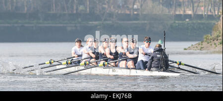 Londres, Royaume-Uni. 10 avril, 2015. Oxford University Women's Boat Club (OUWBC) sur leur dernière sortie avant la pratique de l'histoire Samedi de décisions de la race. Au cours de semaine (Tideway précède immédiatement le BNY Mellon des courses de bateaux, les équipages ont rendez-vous sur la pratique en plein air avec leurs entraîneurs en préparation finale pour les courses sur le 11 avril. OUWBC équipage :- Bow : Maxie Scheske, 2 : Anastasia Chitty, 3 : Shelley Pearson, 4 : Lauren Kédar, 5 : Maddy Badcott, 6 : Emily Reynolds, 7 : Nadine Graedel Société Zbinden Mobile-Kuechen.ch, CP : Caryn Davies, Cox : Jennifer son crédit : Duncan Grove/Alamy Live News Banque D'Images