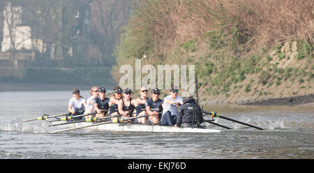 Londres, Royaume-Uni. 10 avril, 2015. Oxford University Women's Boat Club (OUWBC) sur leur dernière sortie avant la pratique de l'histoire Samedi de décisions de la race. Au cours de semaine (Tideway précède immédiatement le BNY Mellon des courses de bateaux, les équipages ont rendez-vous sur la pratique en plein air avec leurs entraîneurs en préparation finale pour les courses sur le 11 avril. OUWBC équipage :- Bow : Maxie Scheske, 2 : Anastasia Chitty, 3 : Shelley Pearson, 4 : Lauren Kédar, 5 : Maddy Badcott, 6 : Emily Reynolds, 7 : Nadine Graedel Société Zbinden Mobile-Kuechen.ch, CP : Caryn Davies, Cox : Jennifer son crédit : Duncan Grove/Alamy Live News Banque D'Images