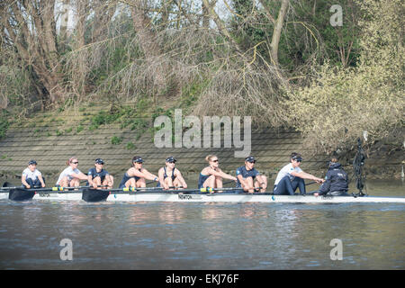 Londres, Royaume-Uni. 10 avril, 2015. Oxford University Women's Boat Club (OUWBC) sur leur dernière sortie avant la pratique de l'histoire Samedi de décisions de la race. Au cours de semaine (Tideway précède immédiatement le BNY Mellon des courses de bateaux, les équipages ont rendez-vous sur la pratique en plein air avec leurs entraîneurs en préparation finale pour les courses sur le 11 avril. OUWBC équipage :- Bow : Maxie Scheske, 2 : Anastasia Chitty, 3 : Shelley Pearson, 4 : Lauren Kédar, 5 : Maddy Badcott, 6 : Emily Reynolds, 7 : Nadine Graedel Société Zbinden Mobile-Kuechen.ch, CP : Caryn Davies, Cox : Jennifer son crédit : Duncan Grove/Alamy Live News Banque D'Images