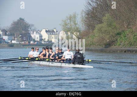 Londres, Royaume-Uni. 10 avril, 2015. Oxford University Women's Boat Club (OUWBC) sur leur dernière sortie avant la pratique de l'histoire Samedi de décisions de la race. Au cours de semaine (Tideway précède immédiatement le BNY Mellon des courses de bateaux, les équipages ont rendez-vous sur la pratique en plein air avec leurs entraîneurs en préparation finale pour les courses sur le 11 avril. OUWBC équipage :- Bow : Maxie Scheske, 2 : Anastasia Chitty, 3 : Shelley Pearson, 4 : Lauren Kédar, 5 : Maddy Badcott, 6 : Emily Reynolds, 7 : Nadine Graedel Société Zbinden Mobile-Kuechen.ch, CP : Caryn Davies, Cox : Jennifer son crédit : Duncan Grove/Alamy Live News Banque D'Images