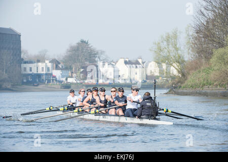 Londres, Royaume-Uni. 10 avril, 2015. Oxford University Women's Boat Club (OUWBC) sur leur dernière sortie avant la pratique de l'histoire Samedi de décisions de la race. Au cours de semaine (Tideway précède immédiatement le BNY Mellon des courses de bateaux, les équipages ont rendez-vous sur la pratique en plein air avec leurs entraîneurs en préparation finale pour les courses sur le 11 avril. OUWBC équipage :- Bow : Maxie Scheske, 2 : Anastasia Chitty, 3 : Shelley Pearson, 4 : Lauren Kédar, 5 : Maddy Badcott, 6 : Emily Reynolds, 7 : Nadine Graedel Société Zbinden Mobile-Kuechen.ch, CP : Caryn Davies, Cox : Jennifer son crédit : Duncan Grove/Alamy Live News Banque D'Images