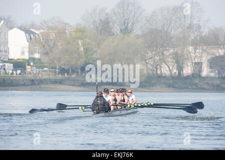 Londres, Royaume-Uni. 10 avril, 2015. Oxford University Women's Boat Club (OUWBC) sur leur dernière sortie avant la pratique de l'histoire Samedi de décisions de la race. Au cours de semaine (Tideway précède immédiatement le BNY Mellon des courses de bateaux, les équipages ont rendez-vous sur la pratique en plein air avec leurs entraîneurs en préparation finale pour les courses sur le 11 avril. OUWBC équipage :- Bow : Maxie Scheske, 2 : Anastasia Chitty, 3 : Shelley Pearson, 4 : Lauren Kédar, 5 : Maddy Badcott, 6 : Emily Reynolds, 7 : Nadine Graedel Société Zbinden Mobile-Kuechen.ch, CP : Caryn Davies, Cox : Jennifer son crédit : Duncan Grove/Alamy Live News Banque D'Images