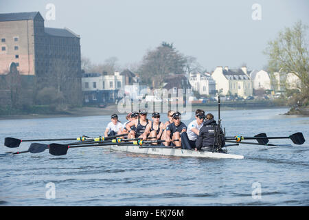 Londres, Royaume-Uni. 10 avril, 2015. Oxford University Women's Boat Club (OUWBC) sur leur dernière sortie avant la pratique de l'histoire Samedi de décisions de la race. Au cours de semaine (Tideway précède immédiatement le BNY Mellon des courses de bateaux, les équipages ont rendez-vous sur la pratique en plein air avec leurs entraîneurs en préparation finale pour les courses sur le 11 avril. OUWBC équipage :- Bow : Maxie Scheske, 2 : Anastasia Chitty, 3 : Shelley Pearson, 4 : Lauren Kédar, 5 : Maddy Badcott, 6 : Emily Reynolds, 7 : Nadine Graedel Société Zbinden Mobile-Kuechen.ch, CP : Caryn Davies, Cox : Jennifer son crédit : Duncan Grove/Alamy Live News Banque D'Images