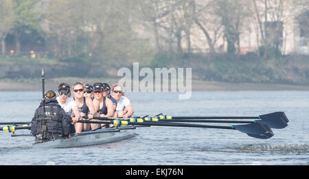 Londres, Royaume-Uni. 10 avril, 2015. Oxford University Women's Boat Club (OUWBC) sur leur dernière sortie avant la pratique de l'histoire Samedi de décisions de la race. Au cours de semaine (Tideway précède immédiatement le BNY Mellon des courses de bateaux, les équipages ont rendez-vous sur la pratique en plein air avec leurs entraîneurs en préparation finale pour les courses sur le 11 avril. OUWBC équipage :- Bow : Maxie Scheske, 2 : Anastasia Chitty, 3 : Shelley Pearson, 4 : Lauren Kédar, 5 : Maddy Badcott, 6 : Emily Reynolds, 7 : Nadine Graedel Société Zbinden Mobile-Kuechen.ch, CP : Caryn Davies, Cox : Jennifer son crédit : Duncan Grove/Alamy Live News Banque D'Images