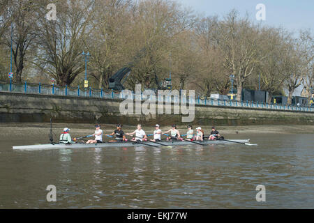 Londres, Royaume-Uni. 10 avril, 2015. Cambridge University Women's Boat Club (CUWBC) sur la pratique d'une sortie. Au cours de semaine (Tideway précède immédiatement le BNY Mellon des courses de bateaux, les équipages ont rendez-vous sur la pratique en plein air avec leurs entraîneurs en préparation finale pour les courses sur le 11 avril. CUWBC équipage :- Bow : Fanny Belais, 2 : Ashton Brown, 3 : Caroline Reid, 4 : Claire Watkins, 5 : Melissa Wilson, 6 : Holly Hill, 7 : Daphne Martschenko, Course : Hannah Evans, Cox : Rosemary Ostfeld. Credit : Duncan Grove/Alamy Live News Banque D'Images