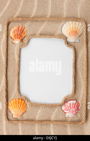 Deux belles bâti fait de corde et de coquilles de mer avec un fond blanc, sur le sable Banque D'Images