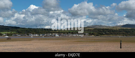 Une vue panoramique tourné de Holmrook en Cumbria, Angleterre. La photo est prise à partir de l'autre côté de la rivière Esk estuaire à marée basse. Banque D'Images