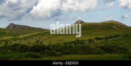 Ciel d'orage impressionnant sur tor Hay et selle tor sur Dartmoor. Présentant un faible Mans côté ouest de la colline de granit Haytor rock formations Banque D'Images