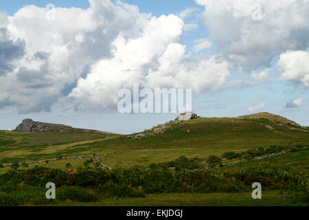 Ciel d'orage impressionnant sur tor Hay et selle tor sur Dartmoor. Présentant un faible Mans côté ouest de la colline de granit Haytor rock formations Banque D'Images