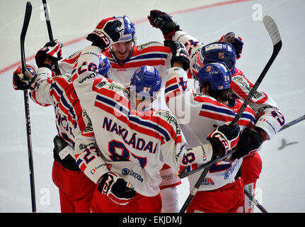 L'Euro Hockey Challenge match République tchèque contre la Slovaquie a joué dans la région de Jihlava, République tchèque, le 10 avril 2015. Les joueurs tchèques célèbrent objectif. (CTK Photo/Lubos Pavlicek) Banque D'Images