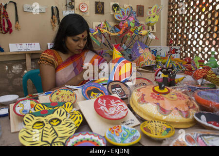 Dhaka, Bangladesh. 10 avr, 2015. Les étudiants de faculté des beaux-arts (FFA) de l'Université de Dacca peintures sur le FFA à musc institute dans la capitale à célèbre Pahela Bangla Baishakh 1422 Nouvel An.Pohela Boishakh aussi connu comme Naboborsha, c'est le 1er jour pour les premier mois de l'année Bengali. Nation a commencé à se préparer à accueillir la nouvelle année 1422 et Bengali Bengali communauté sera célébrer Boishakh partout dans le monde. © Zakir Hossain Chowdhury/ZUMA/Alamy Fil Live News Banque D'Images
