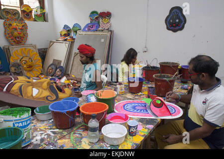 Dhaka, Bangladesh. 10 avr, 2015. Les étudiants de faculté des beaux-arts (FFA) de l'Université de Dacca peintures sur le FFA à musc institute dans la capitale à célèbre Pahela Bangla Baishakh 1422 Nouvel An.Pohela Boishakh aussi connu comme Naboborsha, c'est le 1er jour pour les premier mois de l'année Bengali. Nation a commencé à se préparer à accueillir la nouvelle année 1422 et Bengali Bengali communauté sera célébrer Boishakh partout dans le monde. © Zakir Hossain Chowdhury/ZUMA/Alamy Fil Live News Banque D'Images