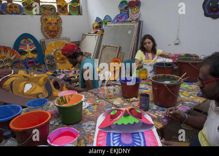 Dhaka, Bangladesh. 10 avr, 2015. Les étudiants de faculté des beaux-arts (FFA) de l'Université de Dacca peintures sur le FFA à musc institute dans la capitale à célèbre Pahela Bangla Baishakh 1422 Nouvel An.Pohela Boishakh aussi connu comme Naboborsha, c'est le 1er jour pour les premier mois de l'année Bengali. Nation a commencé à se préparer à accueillir la nouvelle année 1422 et Bengali Bengali communauté sera célébrer Boishakh partout dans le monde. © Zakir Hossain Chowdhury/ZUMA/Alamy Fil Live News Banque D'Images