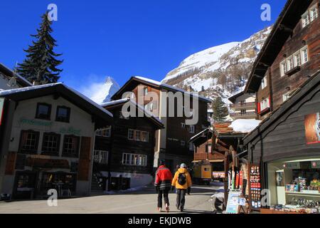 Scène de rue à Zermatt, Alpes, Swtzerland Banque D'Images