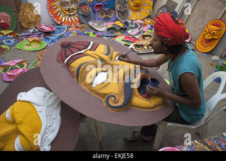 Dhaka, Bangladesh. 10 avr, 2015. Les étudiants de faculté des beaux-arts (FFA) de l'Université de Dacca peintures sur le FFA à musc institute dans la capitale à célèbre Pahela Bangla Baishakh 1422 Nouvel An.Pohela Boishakh aussi connu comme Naboborsha, c'est le 1er jour pour les premier mois de l'année Bengali. Nation a commencé à se préparer à accueillir la nouvelle année 1422 et Bengali Bengali communauté sera célébrer Boishakh partout dans le monde. © Zakir Hossain Chowdhury/ZUMA/Alamy Fil Live News Banque D'Images
