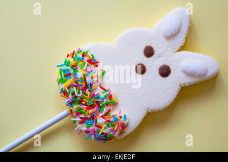 Lapin de Pâques sucette guimauve sur fond jaune pâle Banque D'Images