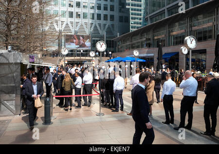 Office workers standing in midi file, Canary Wharf, Londres, Angleterre Banque D'Images