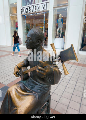 Des statues en bronze de musiciens traditionnels en face de magasins de l'ouest de Wafujing Street, Beijing, Chine Banque D'Images