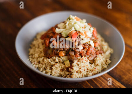 Dîner végétalien composé de Quinoa, sauce tomate avec des légumes et de la salade de chou sur le dessus Banque D'Images