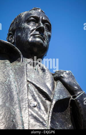 Une statue de Franklin D. Roosevelt (le 32e président des États-Unis), situé dans la région de Grosvenor Square à Londres. Banque D'Images
