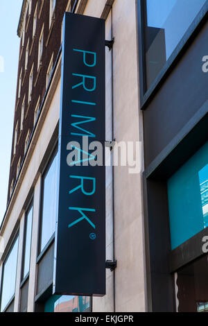 Londres, UK - 7 avril 2015 : un signe pour un magasin de vêtements Primark sur Oxford Street au centre de Londres le 7 avril 2015. Banque D'Images