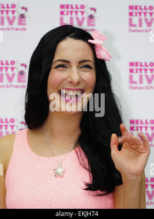 Londres, Royaume-Uni. 10 avril, 2015. Hello Kitty et Sophie un caractère humain cheering fans de tous les âges la toute première occasion de l'entrée dans le monde de Hello Kitty alors qu'elle prend à la scène en direct et en 3D pour cette première mondiale de l'Atrium dans Westfield London, ville blanche. Credit : Voir Li/Alamy Live News Banque D'Images