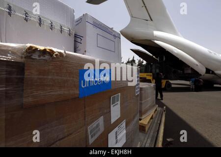 Sanaa, Yémen. 10 avr, 2015. Les boîtes contenant de l'aide médicale sont vus à l'aéroport international de Sanaa, à Sanaa, Yémen, le 10 avril 2015. La première Croix Rouge avion transportant de l'aide médicale a atterri dans la capitale du Yémen de Sanaa, vendredi matin, plus de deux semaines après l'Arabie-led forces de la coalition ont lancé des frappes aériennes dans le pays, a déclaré que les autorités yéménites. La première cargaison, transportant 16,4 tonnes de médicaments, les bandages et d'équipements chirurgicaux, a atterri en toute sécurité à l'aéroport international de Sanaa, les fonctionnaires de l'aéroport autorités ont déclaré à Xinhua. © Hani Ali/Xinhua/Alamy Live News Banque D'Images