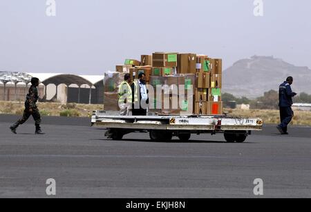 Sanaa, Yémen. 10 avr, 2015. Les boîtes contenant de l'aide médicale sont vus à l'aéroport international de Sanaa, à Sanaa, Yémen, le 10 avril 2015. La première Croix Rouge avion transportant de l'aide médicale a atterri dans la capitale du Yémen de Sanaa, vendredi matin, plus de deux semaines après l'Arabie-led forces de la coalition ont lancé des frappes aériennes dans le pays, a déclaré que les autorités yéménites. La première cargaison, transportant 16,4 tonnes de médicaments, les bandages et d'équipements chirurgicaux, a atterri en toute sécurité à l'aéroport international de Sanaa, les fonctionnaires de l'aéroport autorités ont déclaré à Xinhua. © Hani Ali/Xinhua/Alamy Live News Banque D'Images